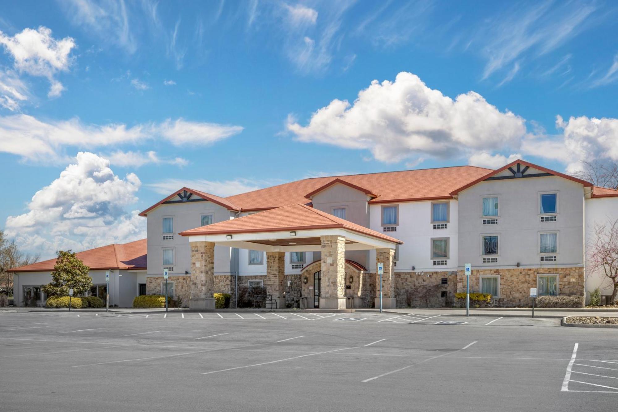 Quality Inn & Suites Monterey, Tn - Crossville, Tn ภายนอก รูปภาพ
